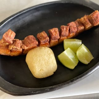 Chicharron con arepa