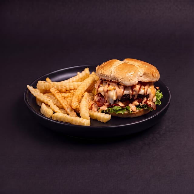 Hamburguesa Yumbo con Papa Fritas / Hamburger with French Fries.