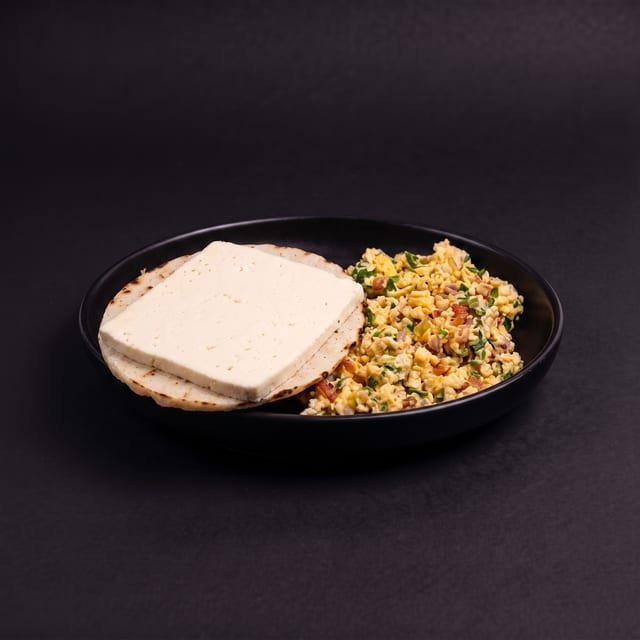 Huevos Revueltos con Arepa y Queso / Scrambled Eggs with a Corn Cake and Cheese.