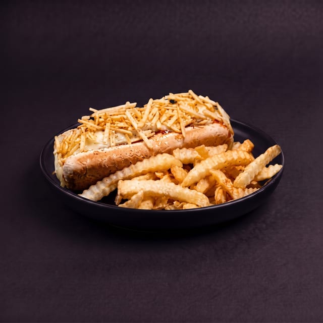 Perro Caliente con Papas Fritas / Hot Dog with French Fries.