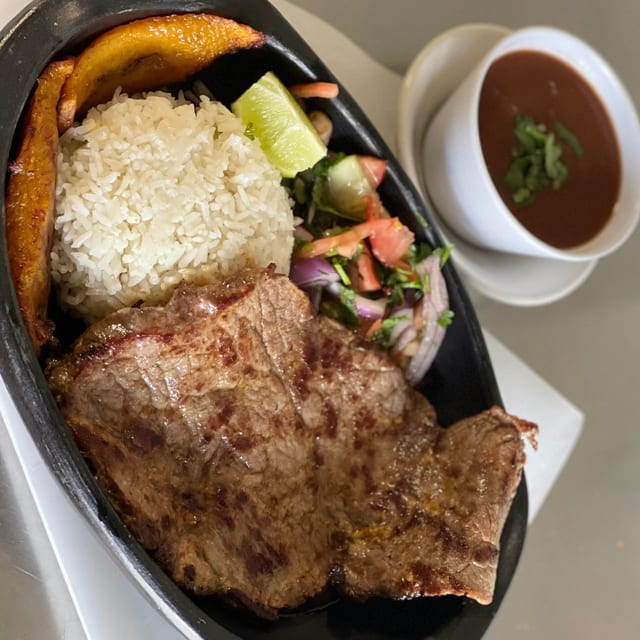 Carne asada / grilled steak.